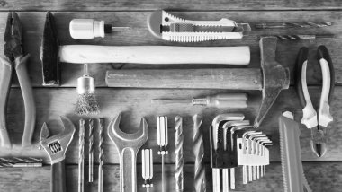 Ahşap arka plan üzerinde tezgah araçları.