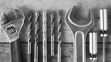 Ahşap arka plan üzerinde tezgah araçları.