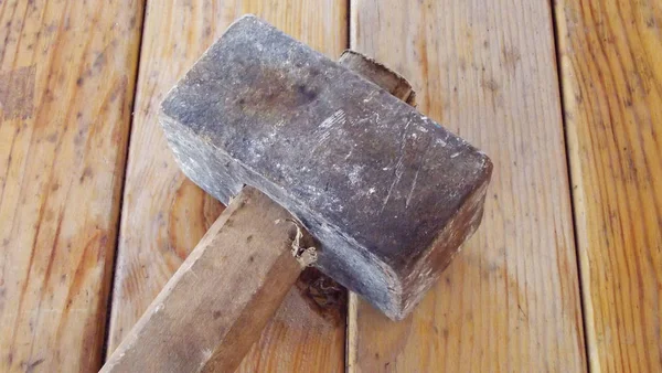 Ahşap arka plan üzerinde balyoz.