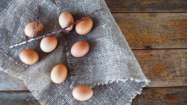 Çuval arka planda taze yumurta.