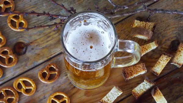 Taza Cerveza Sobre Fondo Madera —  Fotos de Stock