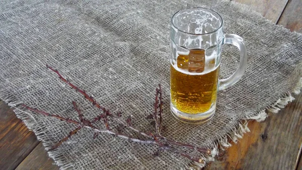 Taza Cerveza Sobre Fondo Madera —  Fotos de Stock