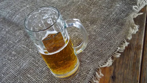 Taza Cerveza Sobre Fondo Madera —  Fotos de Stock