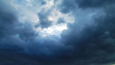 Fırtına bulutları arka plan üzerinde gökyüzü.