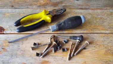 Ahşap arka plan üzerinde çilingir araçları.