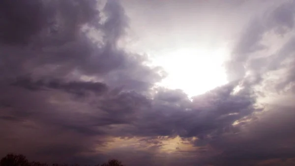 Sol Brilla Través Las Nubes Oscuras Fondo Natural — Foto de Stock
