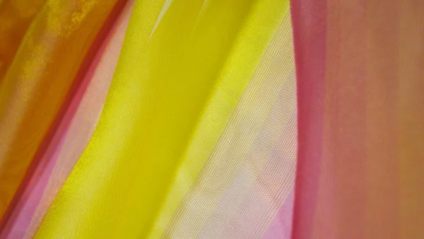 가벼운 직물으로 만들어진 노란색 분홍색 — 스톡 사진
