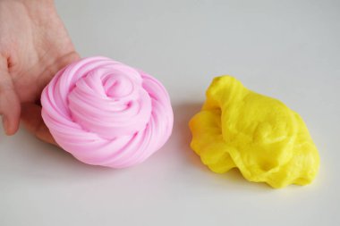 Parlak balçık. Komik çocuk oyuncağı. Esnek, yapışkan oyuncak..