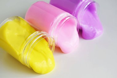 Kavanozlardaki renkli sümükler masaya saçılmış. Komik çocuk oyuncağı..