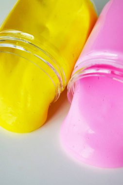 Kavanozlardaki renkli sümükler masaya saçılmış. Komik çocuk oyuncağı..