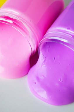 Kavanozlardaki renkli sümükler masaya saçılmış. Komik çocuk oyuncağı..