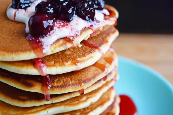 Delicious Pancake Dengan Krim Asam Dan Berry — Stok Foto