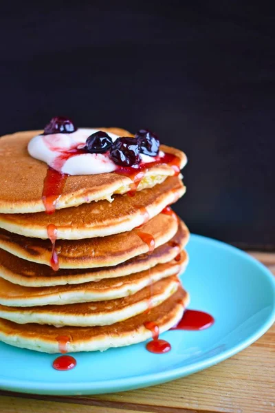 Delicious Pancake Dengan Krim Asam Dan Berry — Stok Foto