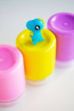 Kavanozlardaki renkli sümükler masaya saçılmış. Komik çocuk oyuncağı..