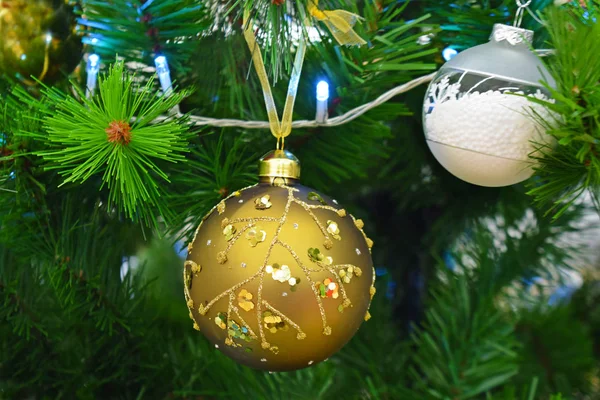 Золотой Мяч Рождественской Елке — стоковое фото