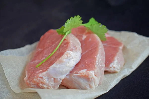 Syrové Maso Krajkou Zelené Černém Pozadí Steak — Stock fotografie