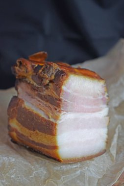 Bir parça füme domuz eti. Çok lezzetli. Pastırma..