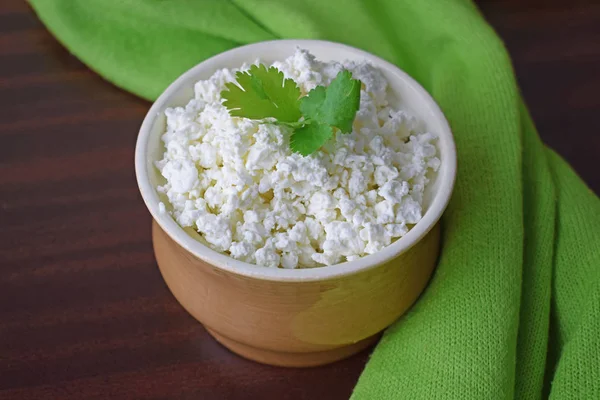 Ricotta Fresca Fatta Casa Piatto Argilla Uno Sfondo Legno Dieta — Foto Stock