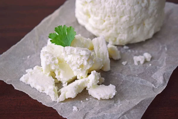 Formaggio Sottaceti Fatto Casa Con Rametto Verde Uno Sfondo Legno — Foto Stock