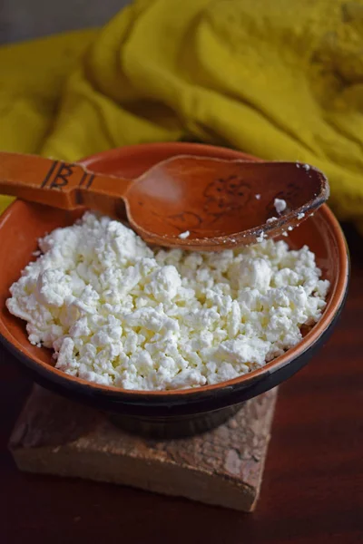 Ricotta Fresca Fatta Casa Piatto Argilla Uno Sfondo Legno Dieta — Foto Stock