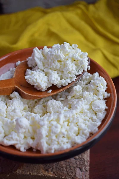 Ricotta Fresca Fatta Casa Piatto Argilla Uno Sfondo Legno Dieta — Foto Stock