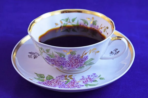 Frisse Geurige Koffie Een Mooie Beker Een Blauwe Achtergrond — Stockfoto