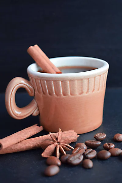 Een Kopje Fris Geurig Koffie Koffiebonen Kaneelstokjes Een Zwarte Achtergrond — Stockfoto