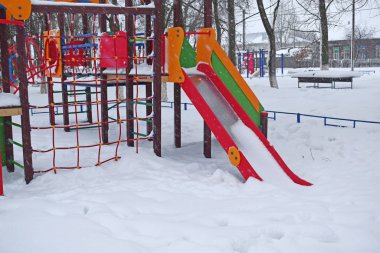 Kışın kar sonra renkli Bahçesi.