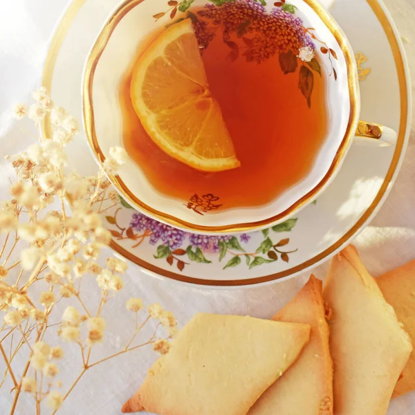 Świeżo Pachnąca Herbata Cytryną Domowymi Ciasteczkami — Zdjęcie stockowe