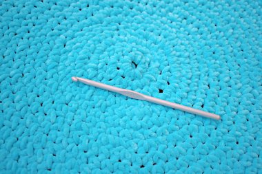 Turkuaz örülmüş halı ya da halı. Antika el yapımı halı. Ev hobisi.