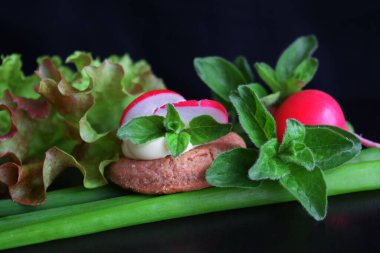 Turplu ve yeşillikli karabuğday unundan yapılan baharatlı kurabiyeler. Sağlıklı beslenme..