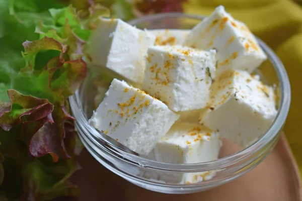 Marinierter Käse Mit Gewürzen Einem Glasteller Salatblätter Auf Dem Tisch — Stockfoto