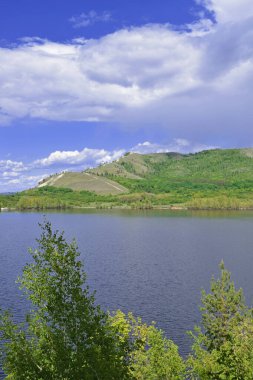 Güzel yaz manzarası. Geniş nehir ve dağlar..