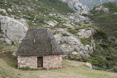 Thatched çatı ile geleneksel taş kulübeleri 