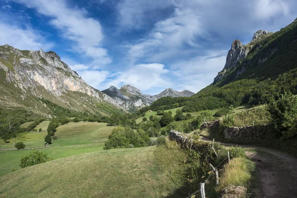 Dirt road in Valle del Lago — Stockfoto