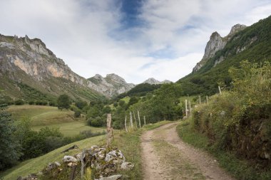 Dirt road in Valle del Lago