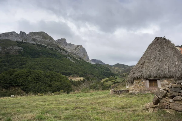 Údolí řeky Trabanco, La Peral, v chráněné krajinné oblasti městě Somiedo — Stock fotografie