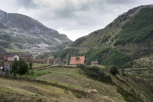 Views of La Peral, in Somiedo Nature Reserve — Stock Photo, Image