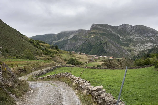 Vista su La Peral, nella Riserva Naturale di Somiedo — Foto Stock