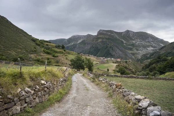 Vista su La Peral, nella Riserva Naturale di Somiedo — Foto Stock