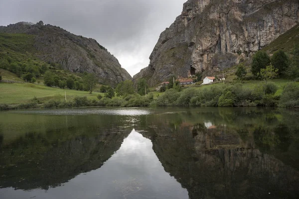 Blick auf den Stausee el valle, im Valle del lago, Naturschutzgebiet Somiedo — Stockfoto