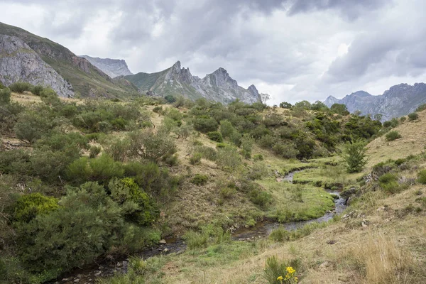 Výhled na řeku Rio del Lago, v chráněné krajinné oblasti městě Somiedo — Stock fotografie