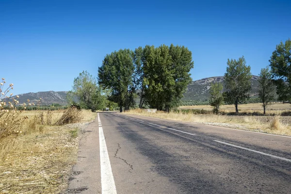 Camino de campo en un paisaje agrícola en La Mancha — Foto de Stock