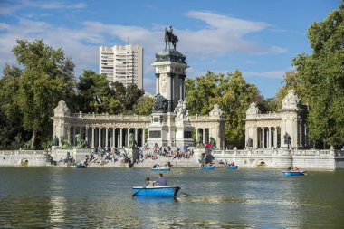 Kral Alfonso XII ve su birikintisi anıt
