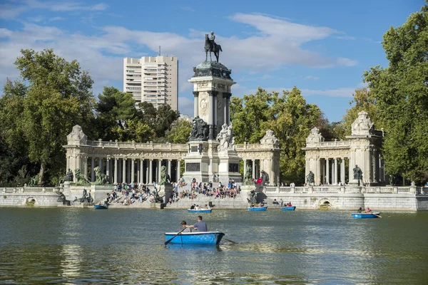 Monument to King Alfonso XII and pond — Stock Photo, Image