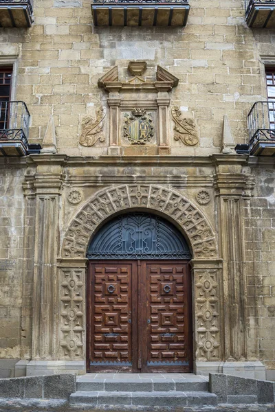 Fassade des Rathauses von sos del rey catolico — Stockfoto