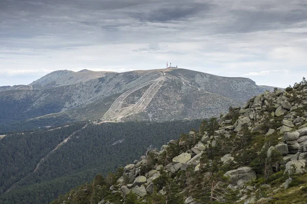 Blick auf das Skigebiet Navacerrada von siete picos — Stockfoto