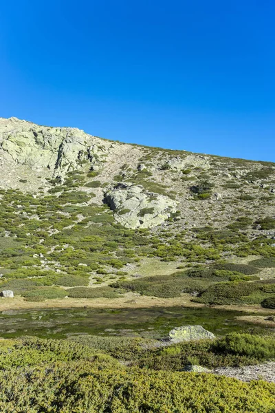 Jeges lagúna mellett a Pico del Nevero Guadarrama-hegység Nemzeti Park — Stock Fotó