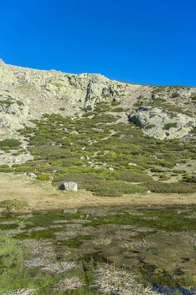 Buzul göl yanındaki Pico del Nevero Guadarrama Dağları Milli Parkı içinde