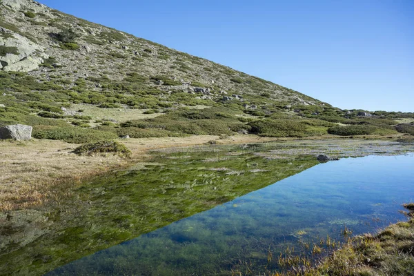 Buzul göl yanındaki Pico del Nevero Guadarrama Dağları Milli Parkı içinde — Stok fotoğraf